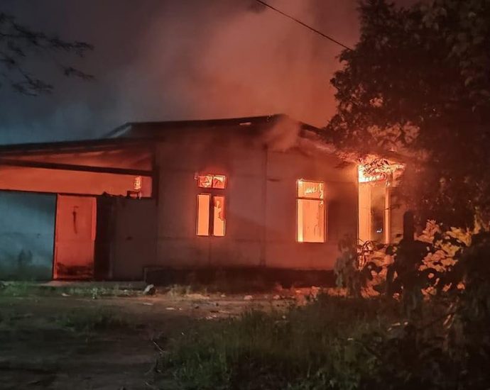 ဖားကန့်မြို့ရှိ ပြည်ထောင်စု ကြံ့ခိုင်ရေးနှင့်ဖွံ့ဖြိုးတိုးပါတီရုံး မီးရှို့ခံရ